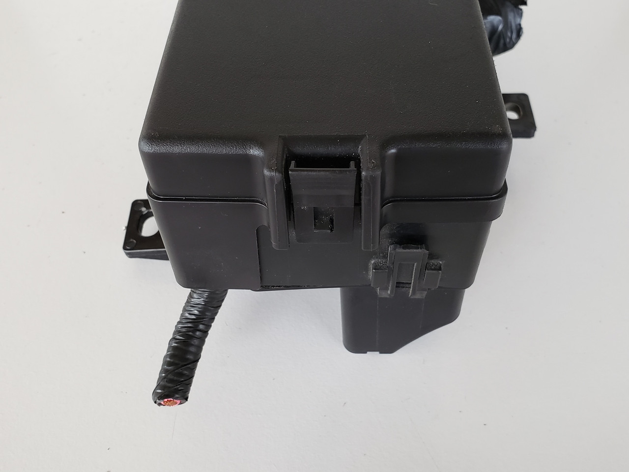 2012-2014 Ford Mustang AR3T-14A003-AB Fusebox Fuse Box Relay Unit Module