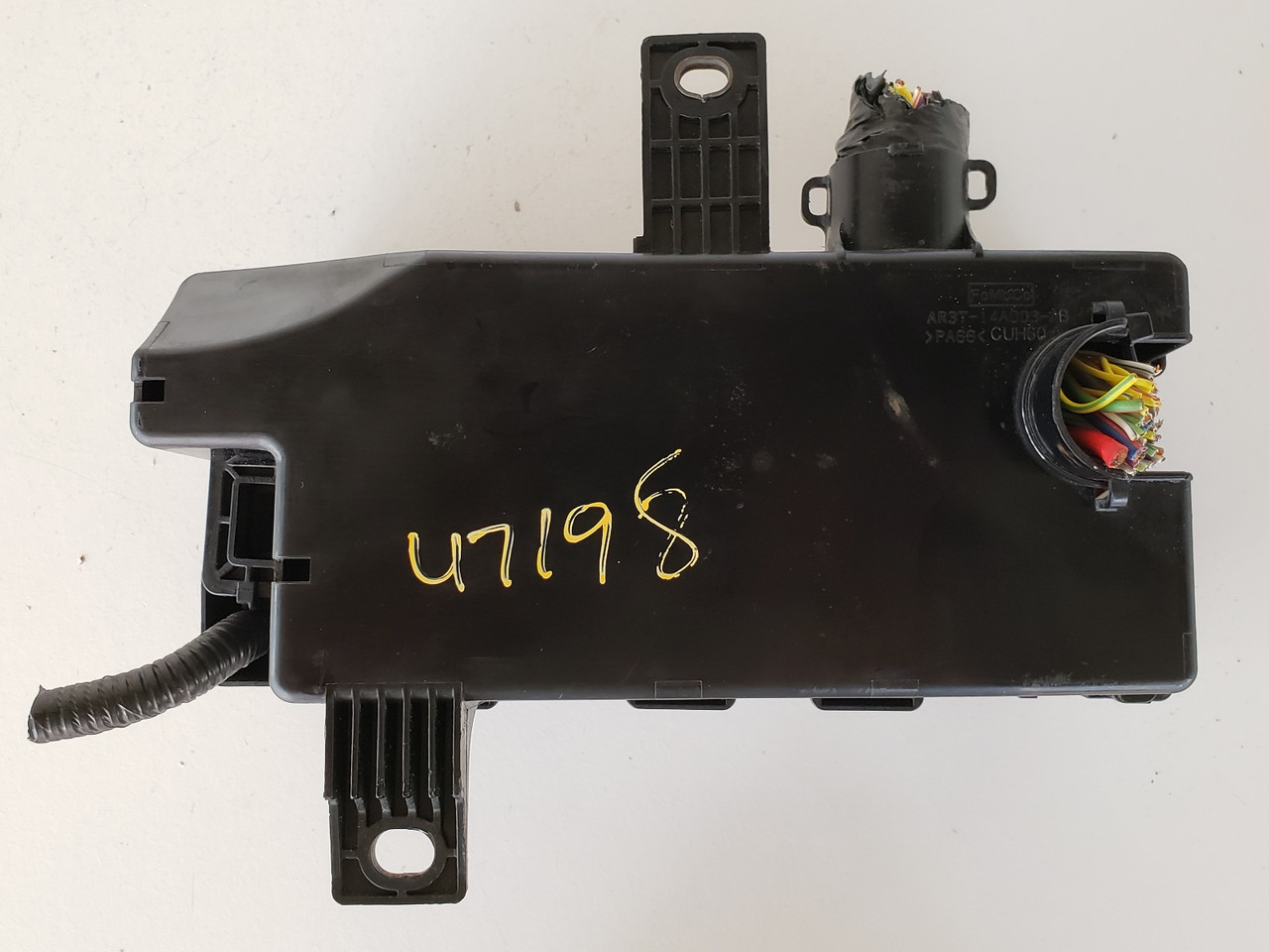 2012-2014 Ford Mustang AR3T-14A003-AB Fusebox Fuse Box Relay Unit Module