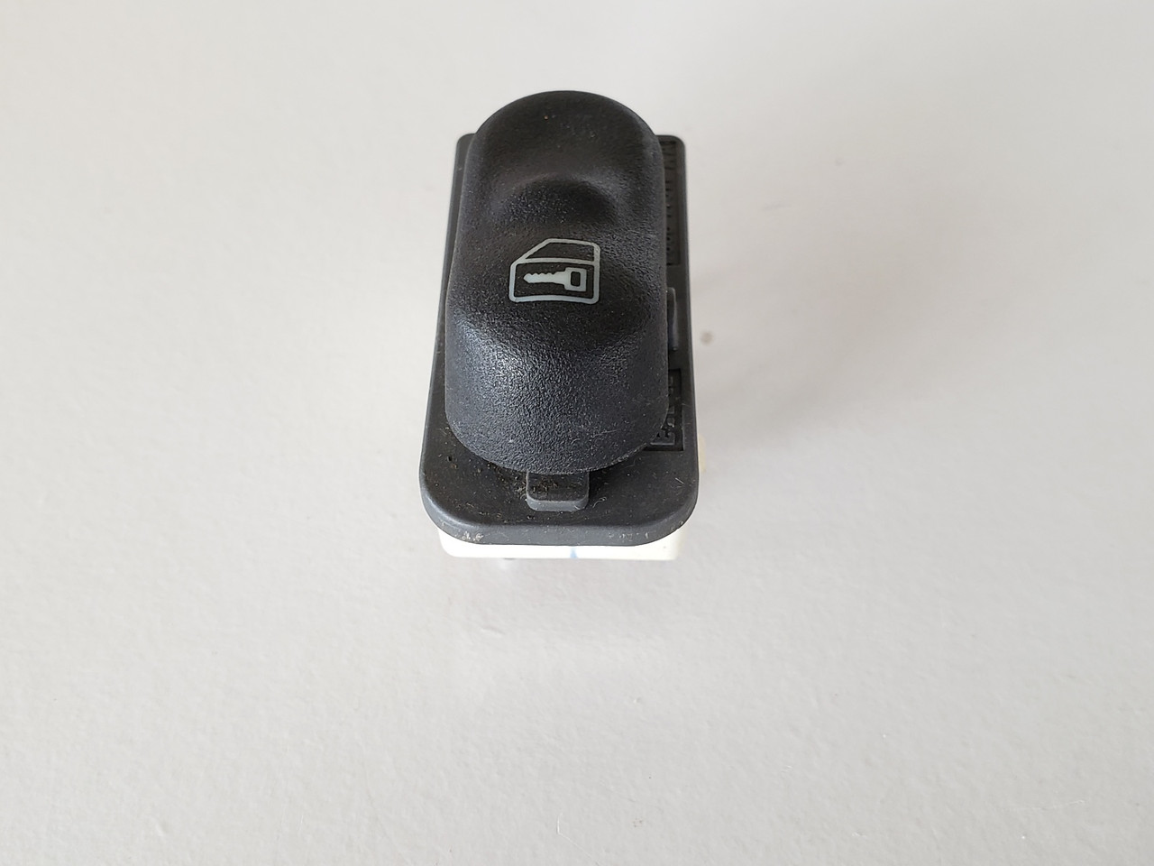 95-98 Ford Windstar F58B-14017-AA Right Front Passenger Lock Switch OEM 95-98 Ford Windstar F58B-14017-AA Right Front Passenger Lock Switch OEM