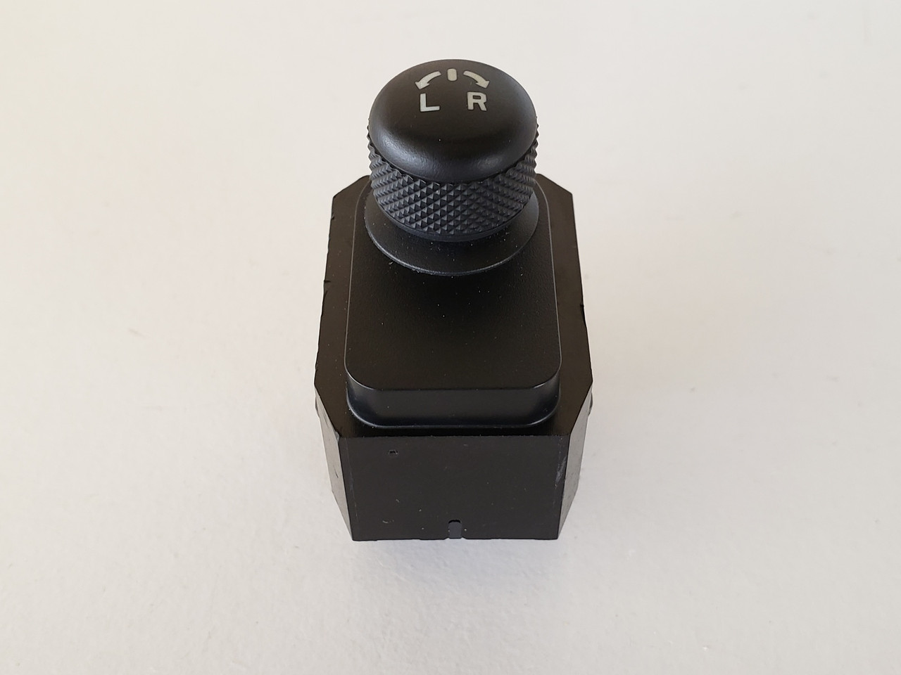 10-13 Suzuki Kizashi 3795057L00 Mirror Switch OEM 10-13 Suzuki Kizashi 3795057L00 Mirror Switch OEM