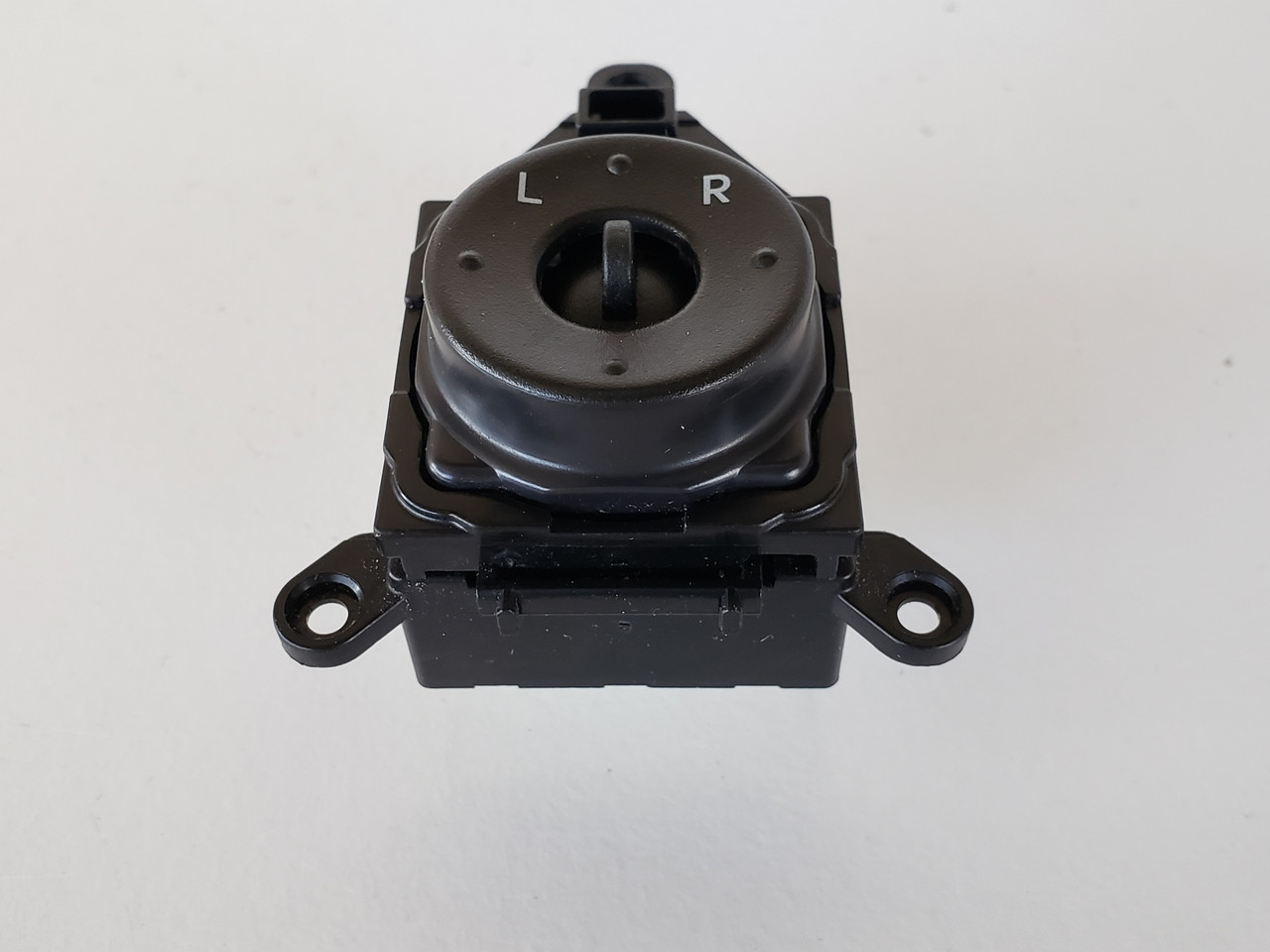 10-13 Kia Soul 93585-2K000 Drivers Side Left Mirror Switch OEM 10-13 Kia Soul 93585-2K000 Drivers Side Left Mirror Switch OEM