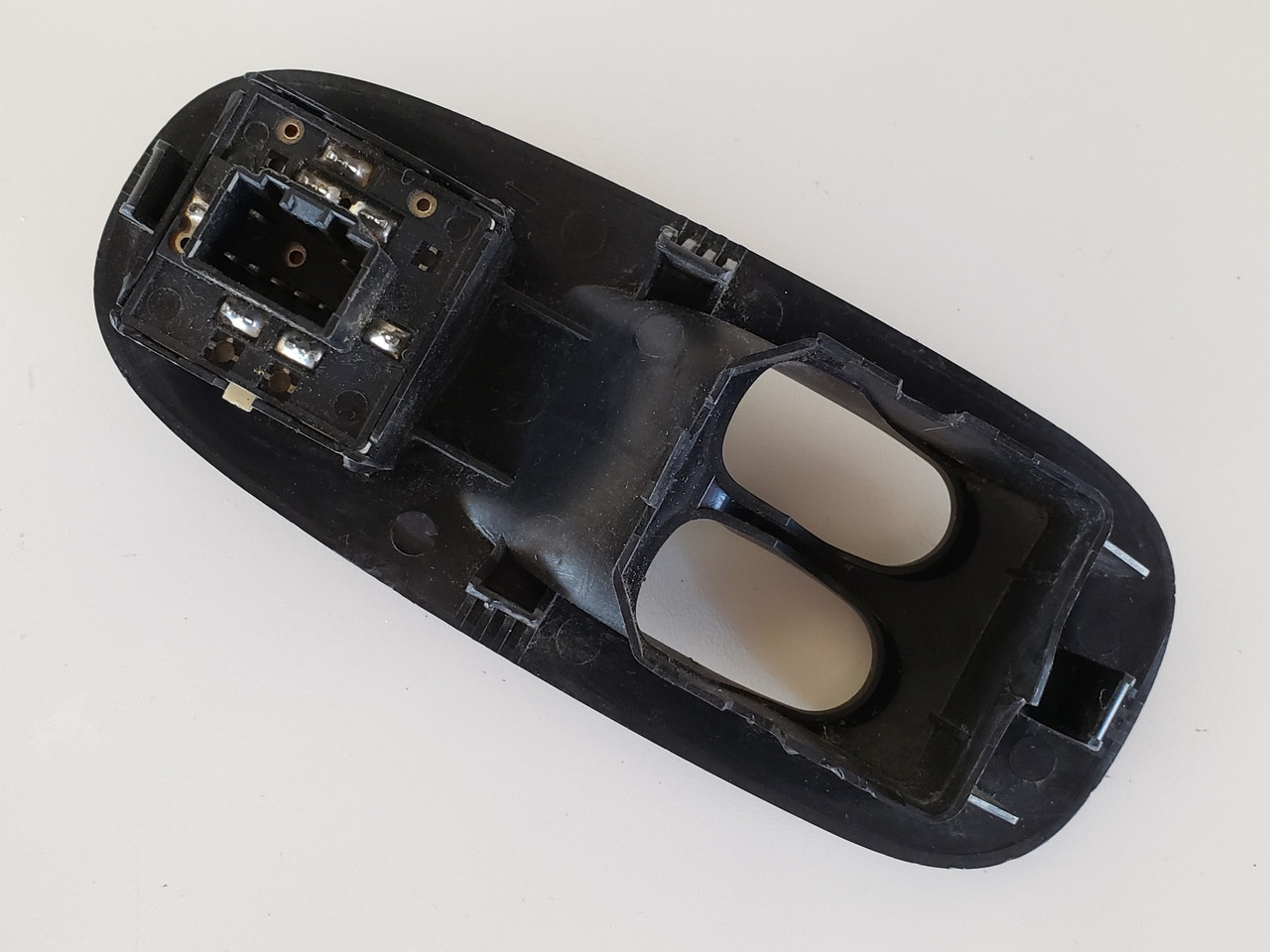 03-05 Accent Hatchback 93570-25005 Drivers Side Master Window