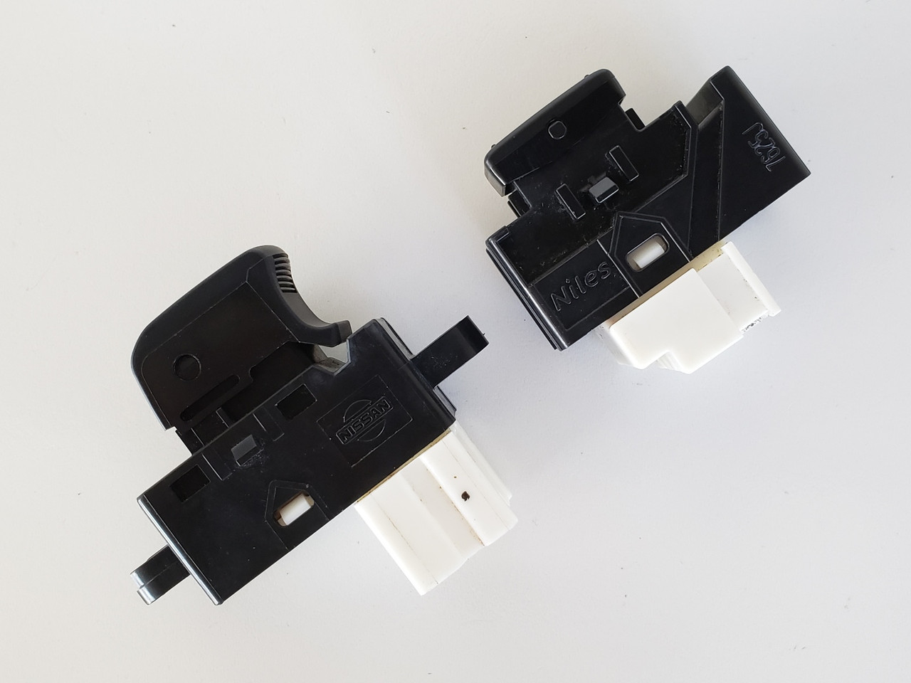 11-17 Jeep Compass 213213 Left & Right Rear Passenger Window Switch OEM 11-17 Jeep Compass 213213 Left & Right Rear Passenger Window Switch OEM