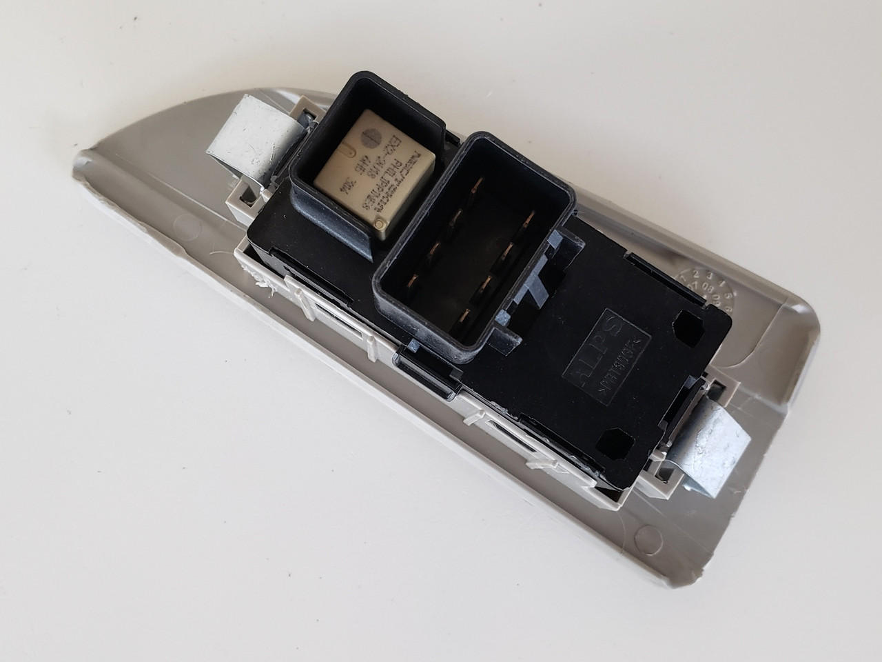 11-14 Chrysler 200 04602933AA Right Rear Passenger Window Switch OEM 11-14 Chrysler 200 04602933AA Right Rear Passenger Window Switch OEM