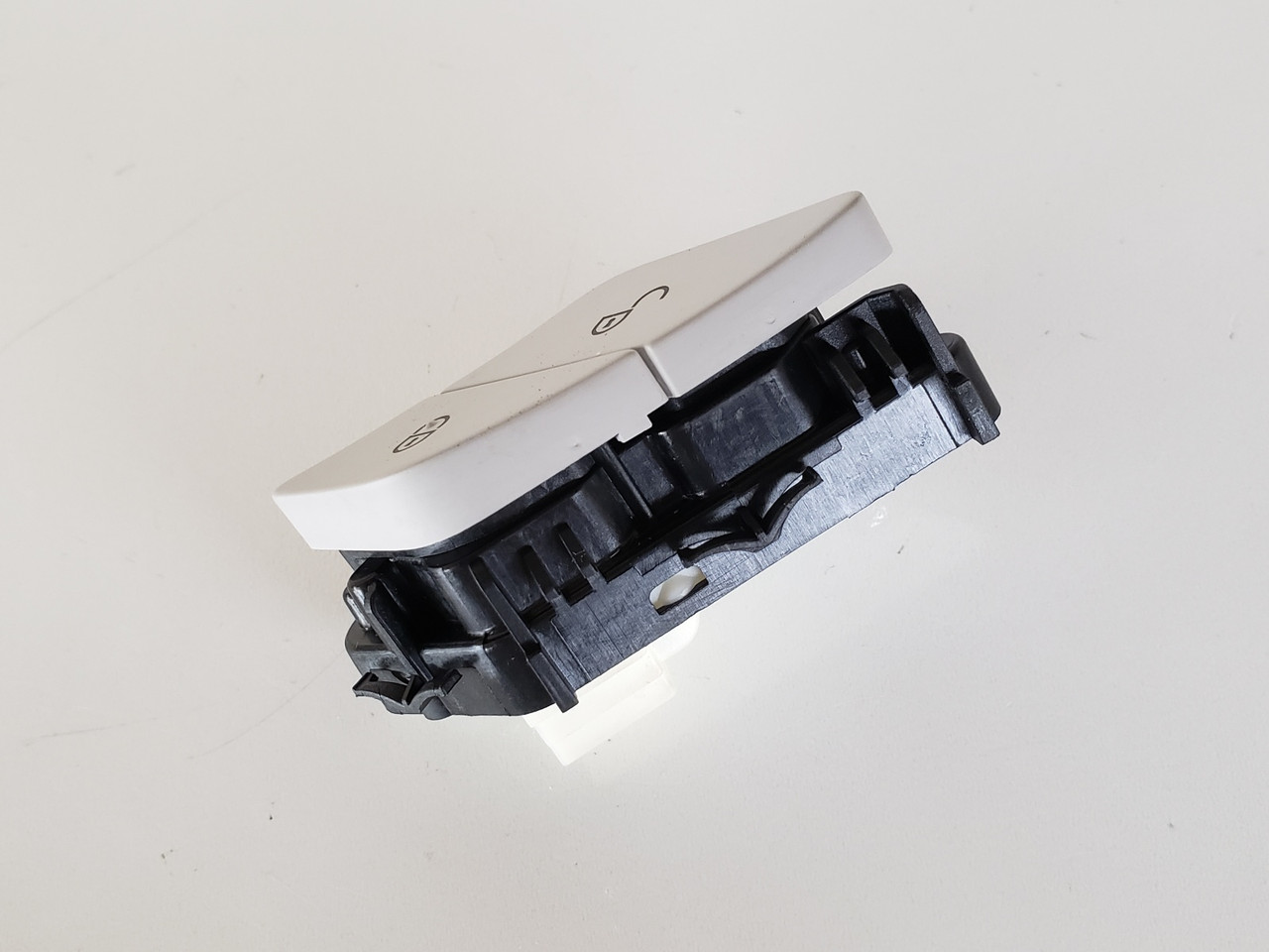 15-16 Mercedes Benz C300 A 205 905 52 51 Door Lock Switch OEM 15-16 Mercedes Benz C300 A 205 905 52 51 Door Lock Switch OEM