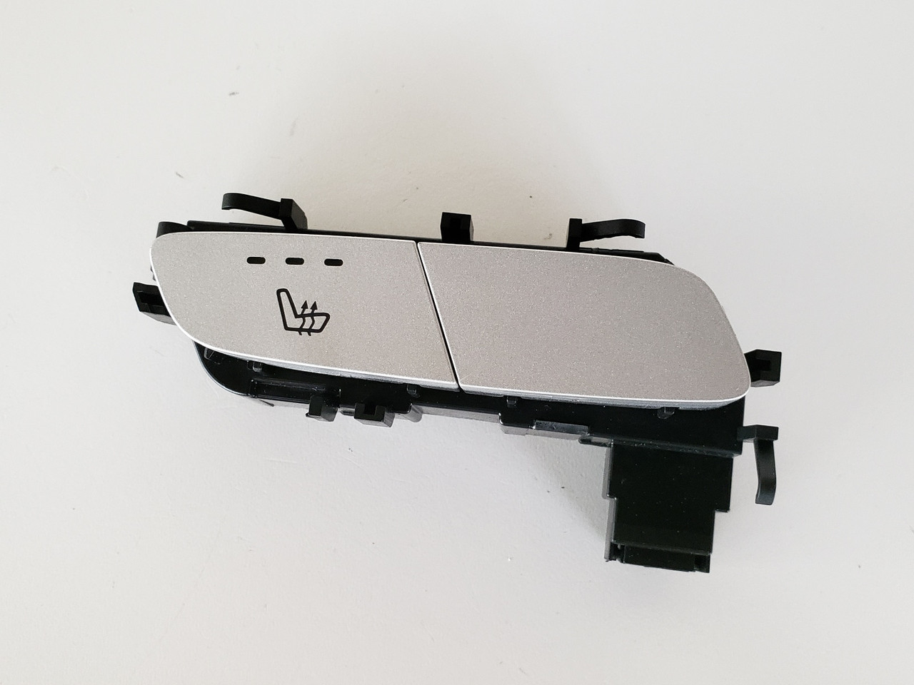 15-18 Mercedes C300 A2139057302 Left Front Drivers Seat Heater Switch Button OEM 15-18 Mercedes C300 A2139057302 Left Front Drivers Seat Heater Switch Button OEM
