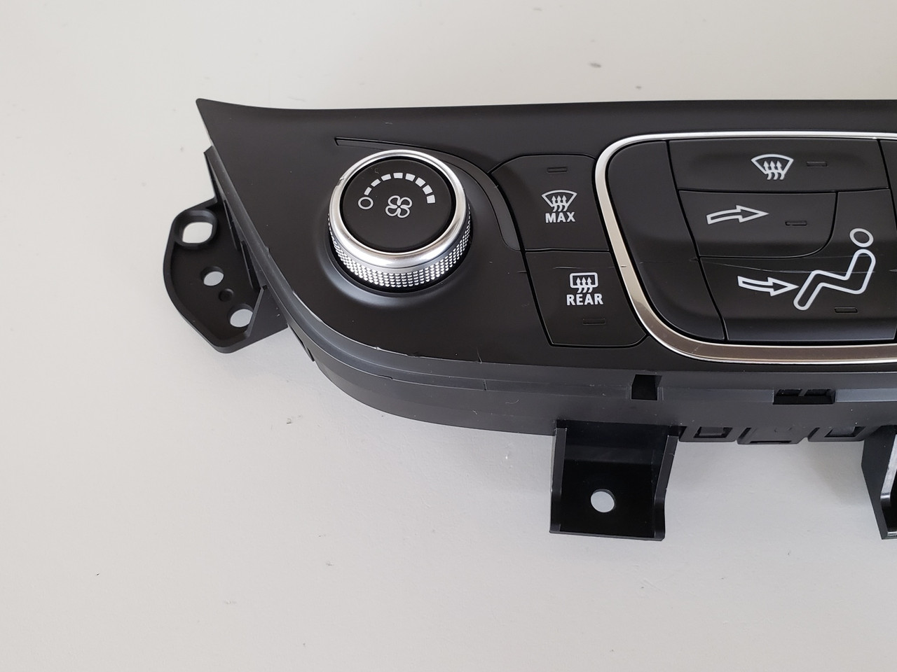 19 Chevy Equinox 84422503 Climate Control Panel Temperature Unit A/C Heater 19 Chevy Equinox 84422503 Climate Control Panel Temperature Unit A/C Heater