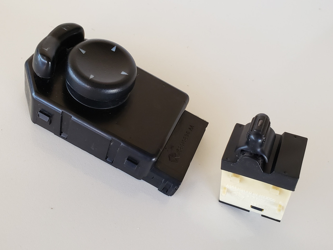 04-07 Liberty 56010696AA Drivers Side Left Front Window & Mirror Switch OEM