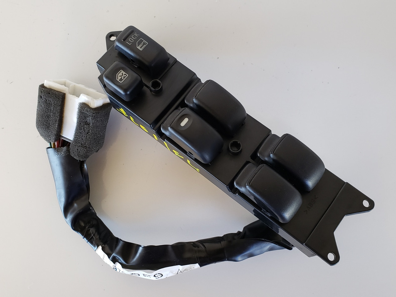 03-06 Mitsubishi Outlander MR587229 Drivers Side Left Master Window Switch OEM