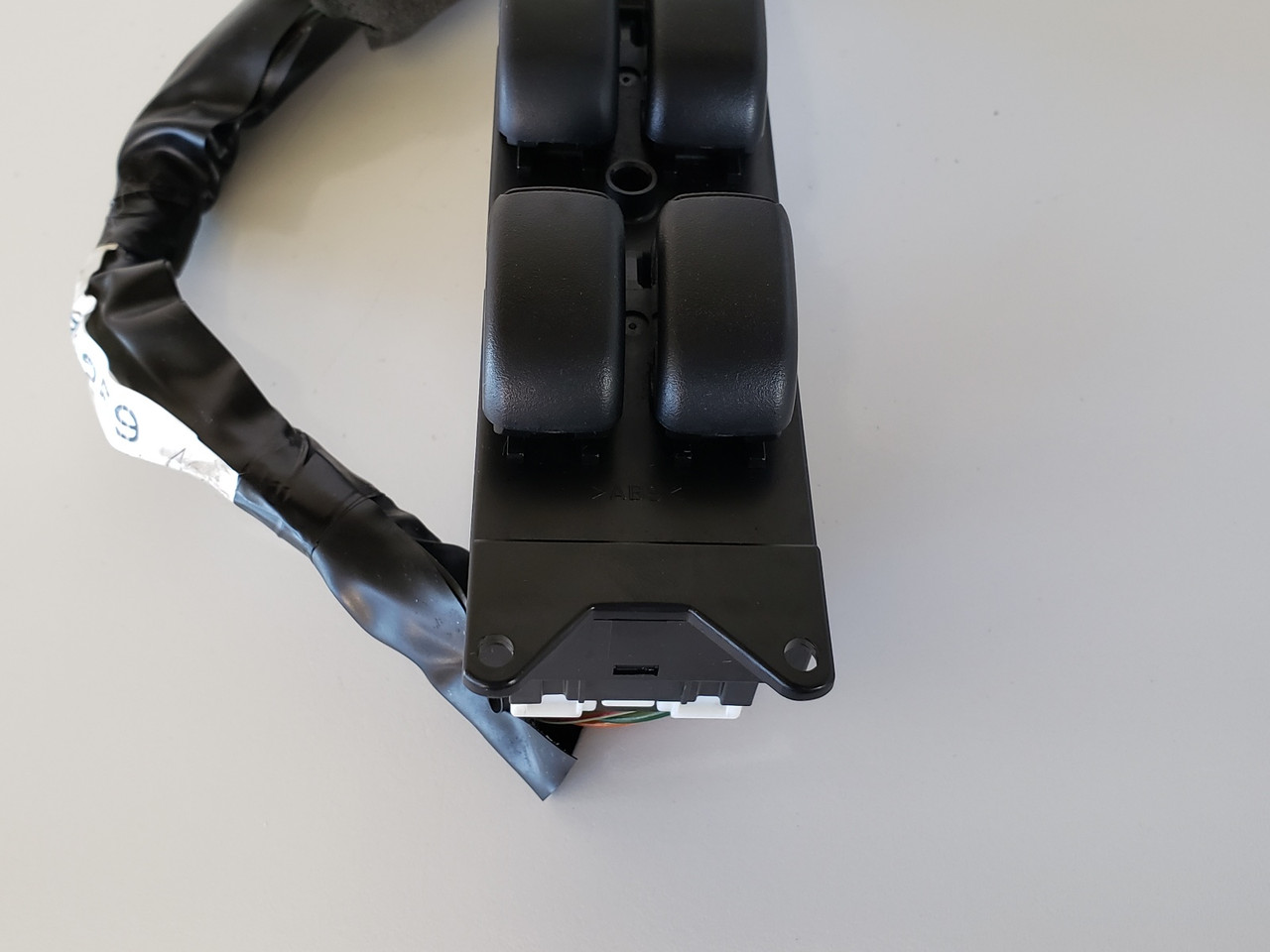 03-06 Mitsubishi Outlander MR587229 Drivers Side Left Master Window Switch OEM