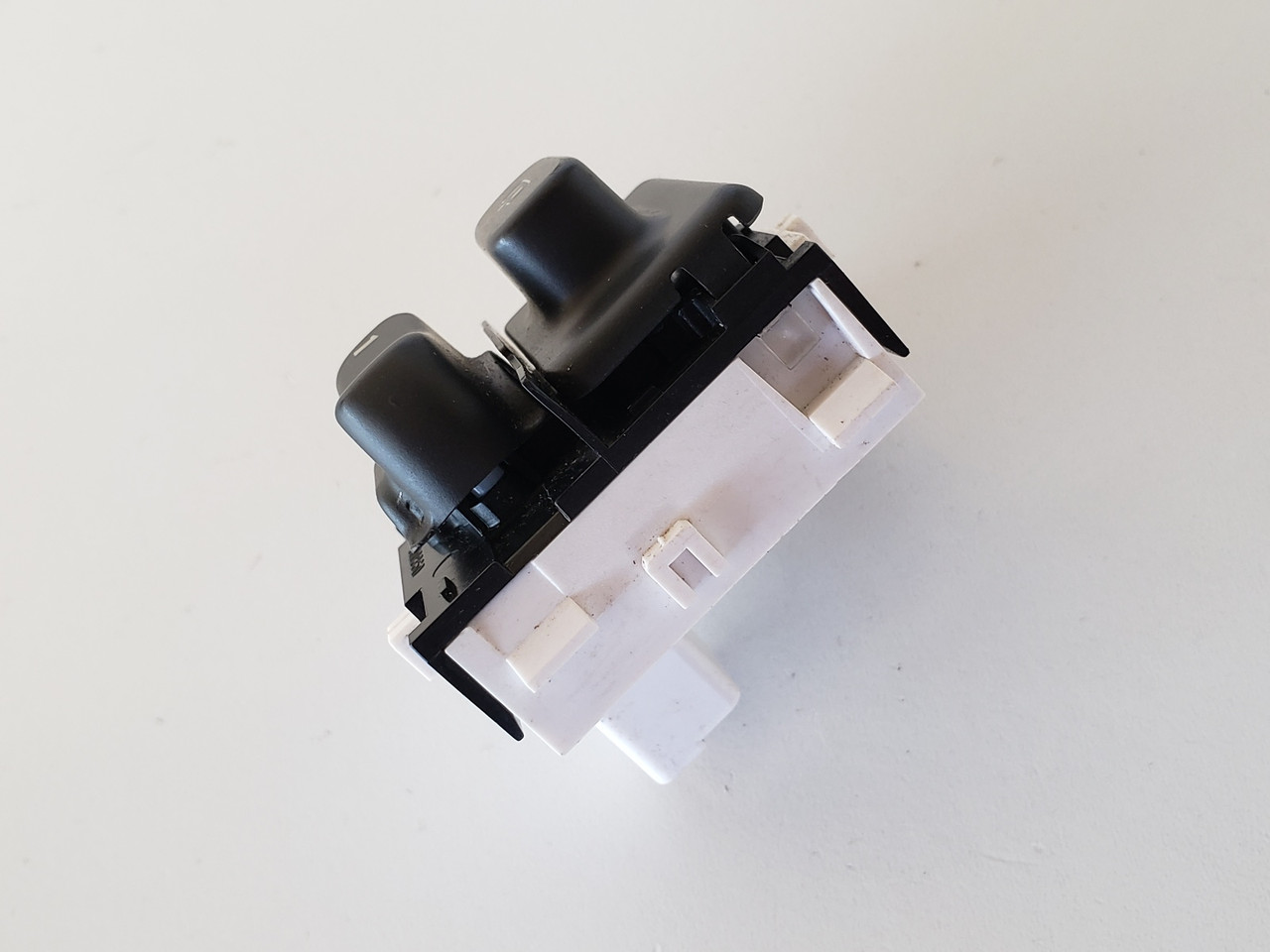 04-06 Cadillac SRX 25749090 Driver Seat Control Switch OEM