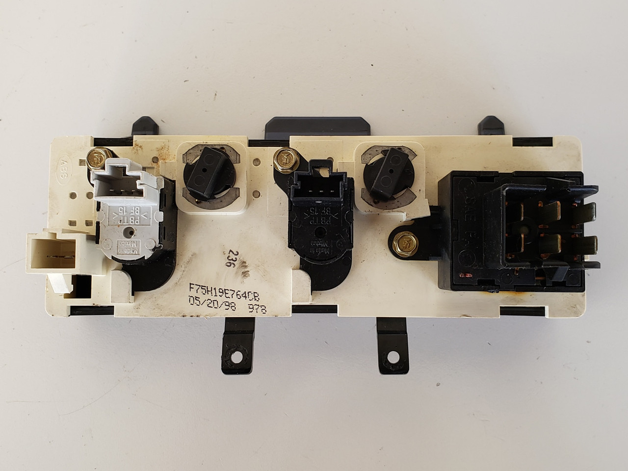 97-98 Expedition F75H19E764CB Rear Overhead Climate Control Panel A/C Heater 97-98 Expedition F75H19E764CB Rear Overhead Climate Control Panel A/C Heater