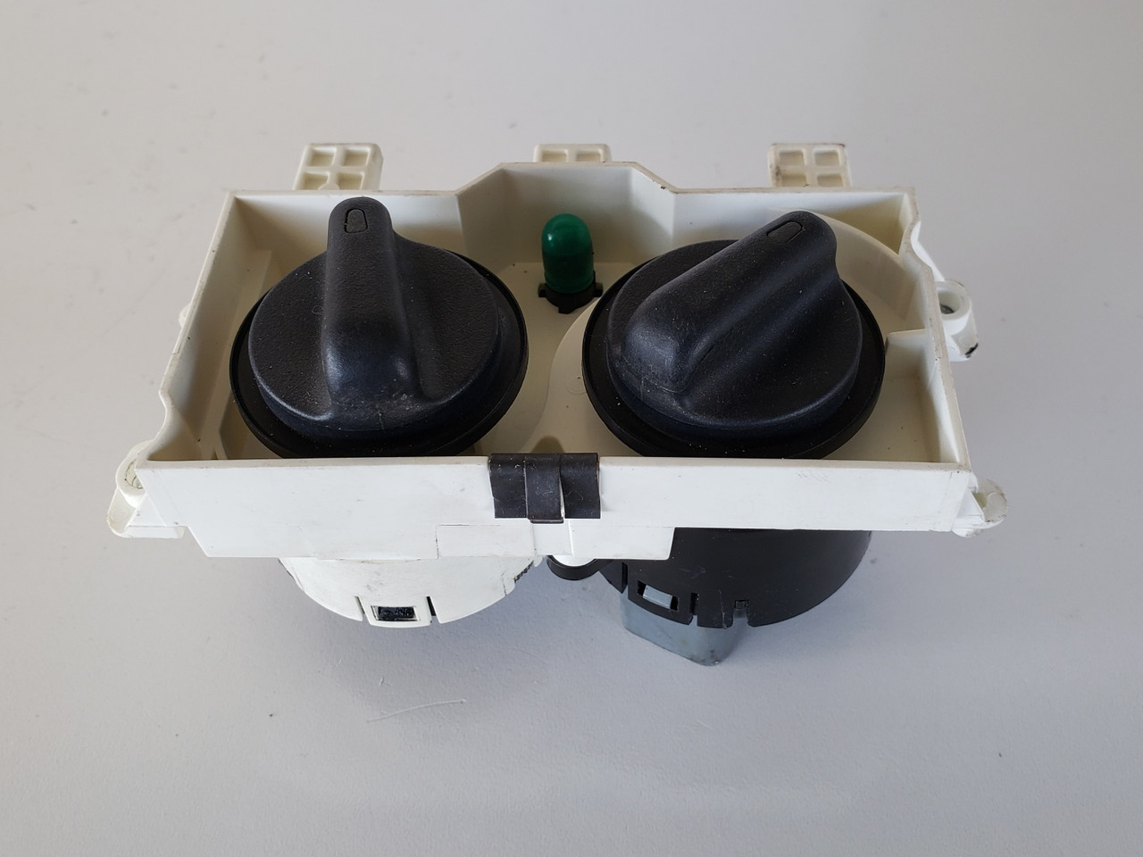 98-03 Sierra 5591008040 Rear Climate Control Panel Temperature Unit A/C Heater 98-03 Sierra 5591008040 Rear Climate Control Panel Temperature Unit A/C Heater