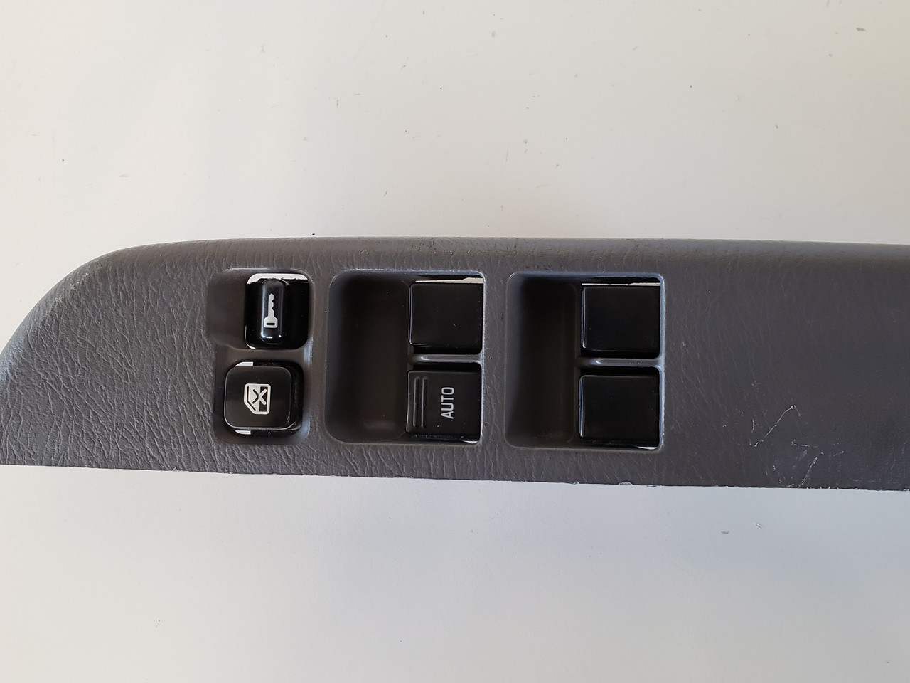 00-04 Nissan Frontier 25401 9E000 Drivers Side Left Master Window Switch OEM