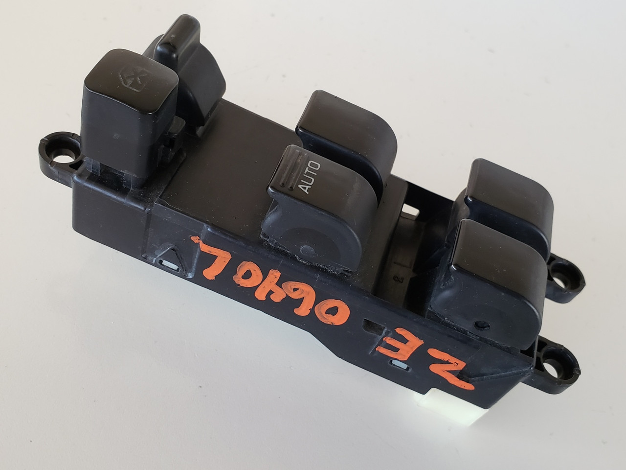 99 Infiniti QX4 25401 0W010 Drivers Side Left Master Window Switch OEM