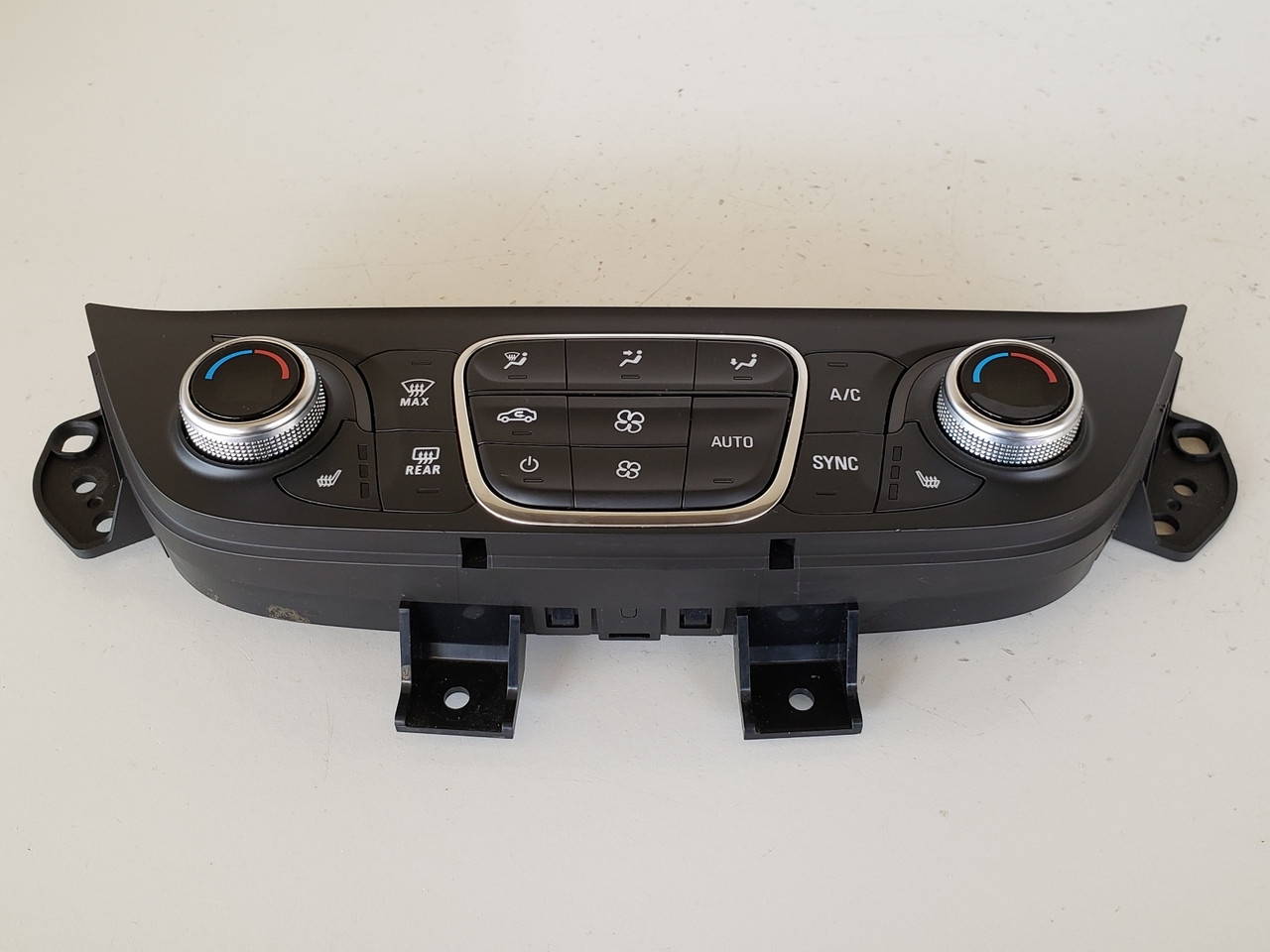 18-19 Chevy Equinox 84422506 Climate Control Panel Temperature Unit A/C Heater