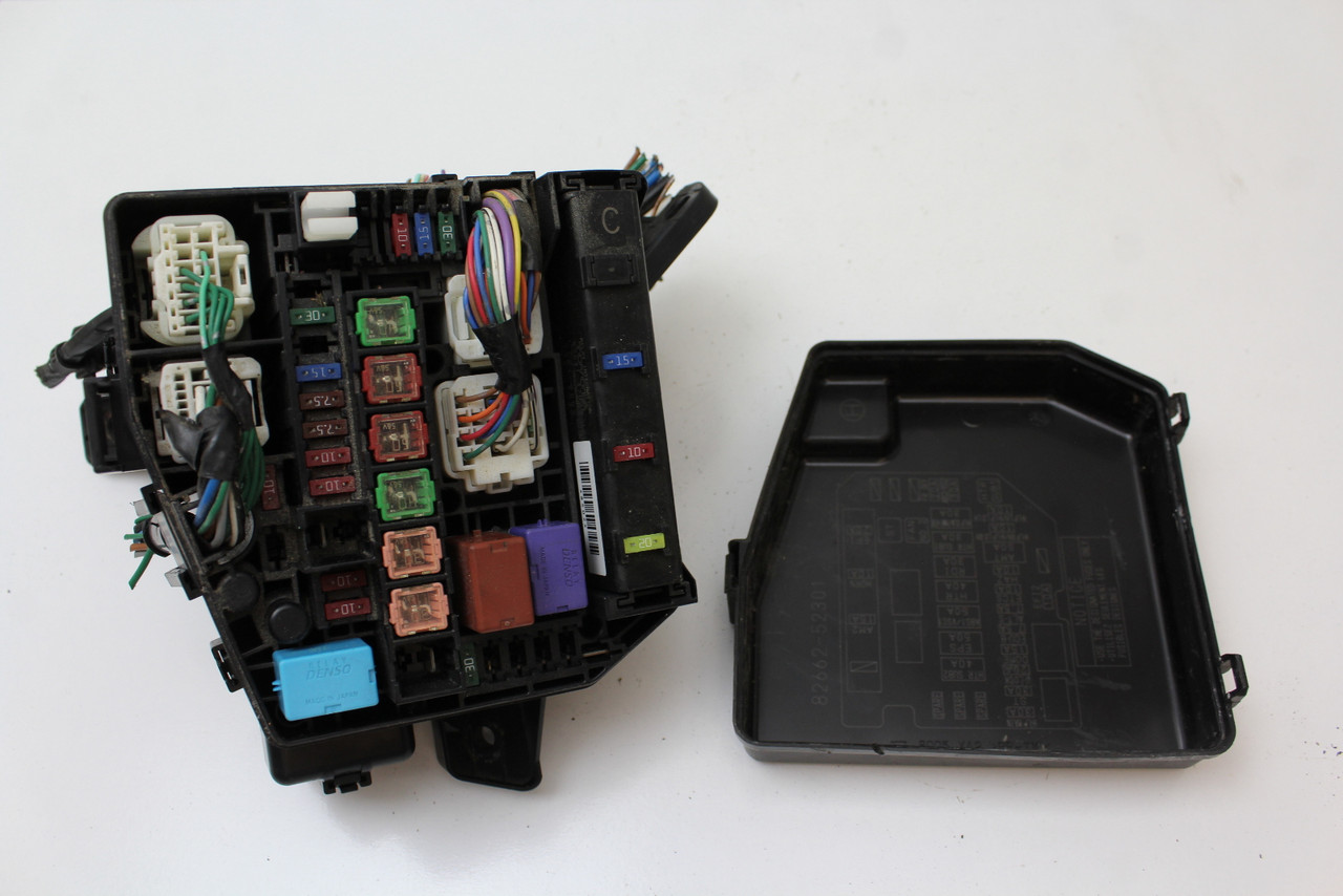06-11 Toyota Yaris 82641-47020 Fusebox Fuse Box w/ Integration Relay Module
