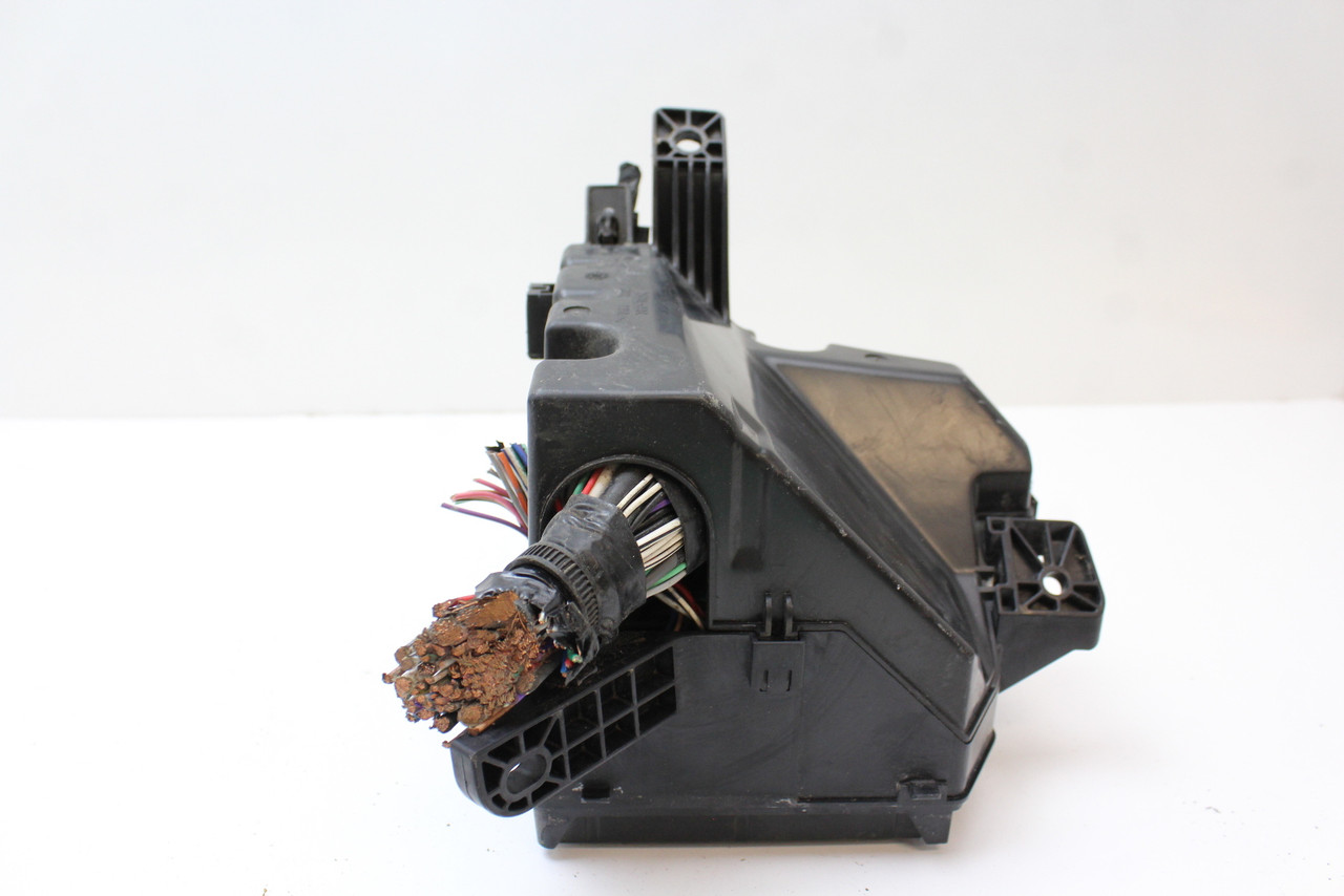 06-11 Toyota Yaris 82641-47020 Fusebox Fuse Box w/ Integration Relay Module