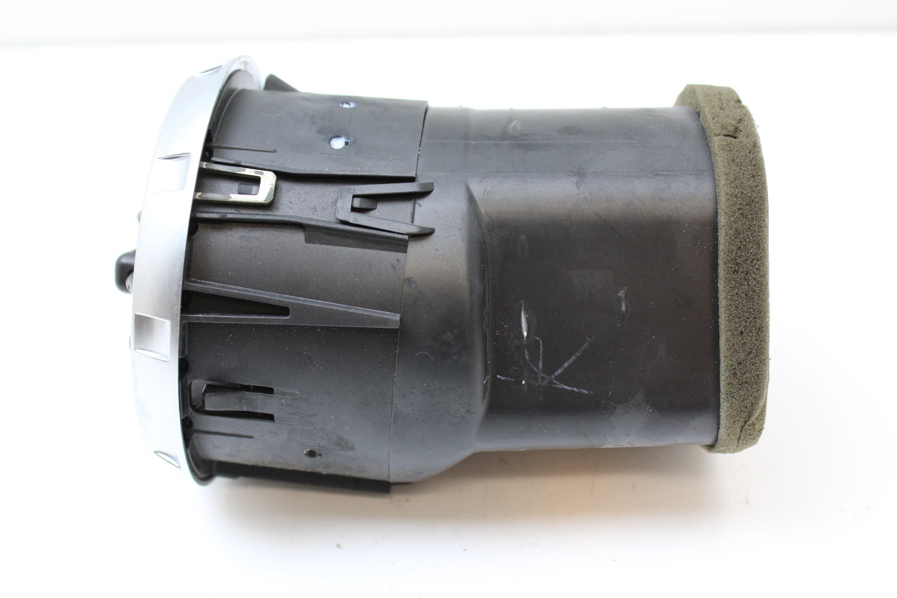 05-07 Ford Freestyle 5F9X-19C681-A Right Center Air Vent Dash