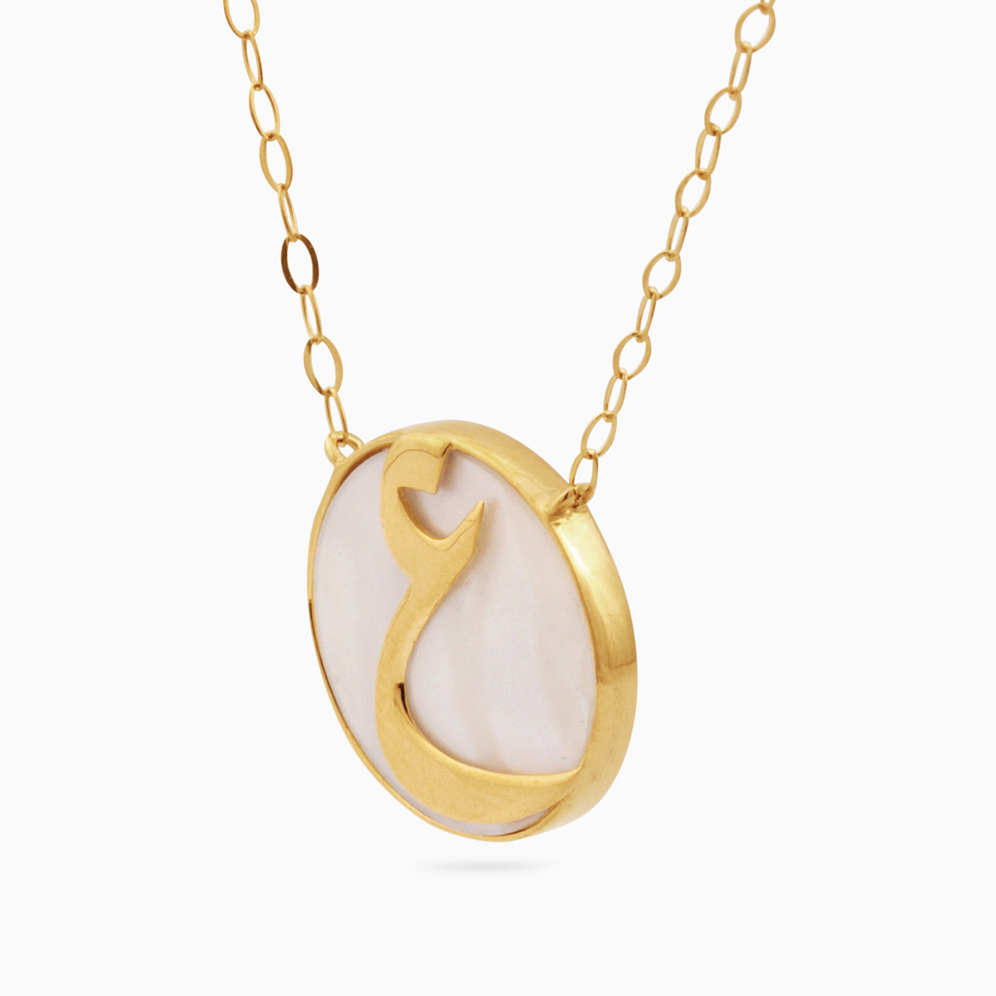 سلسلة ذهب حرف عين عيار 18 قيراط مزينة باللؤلؤ   - 2