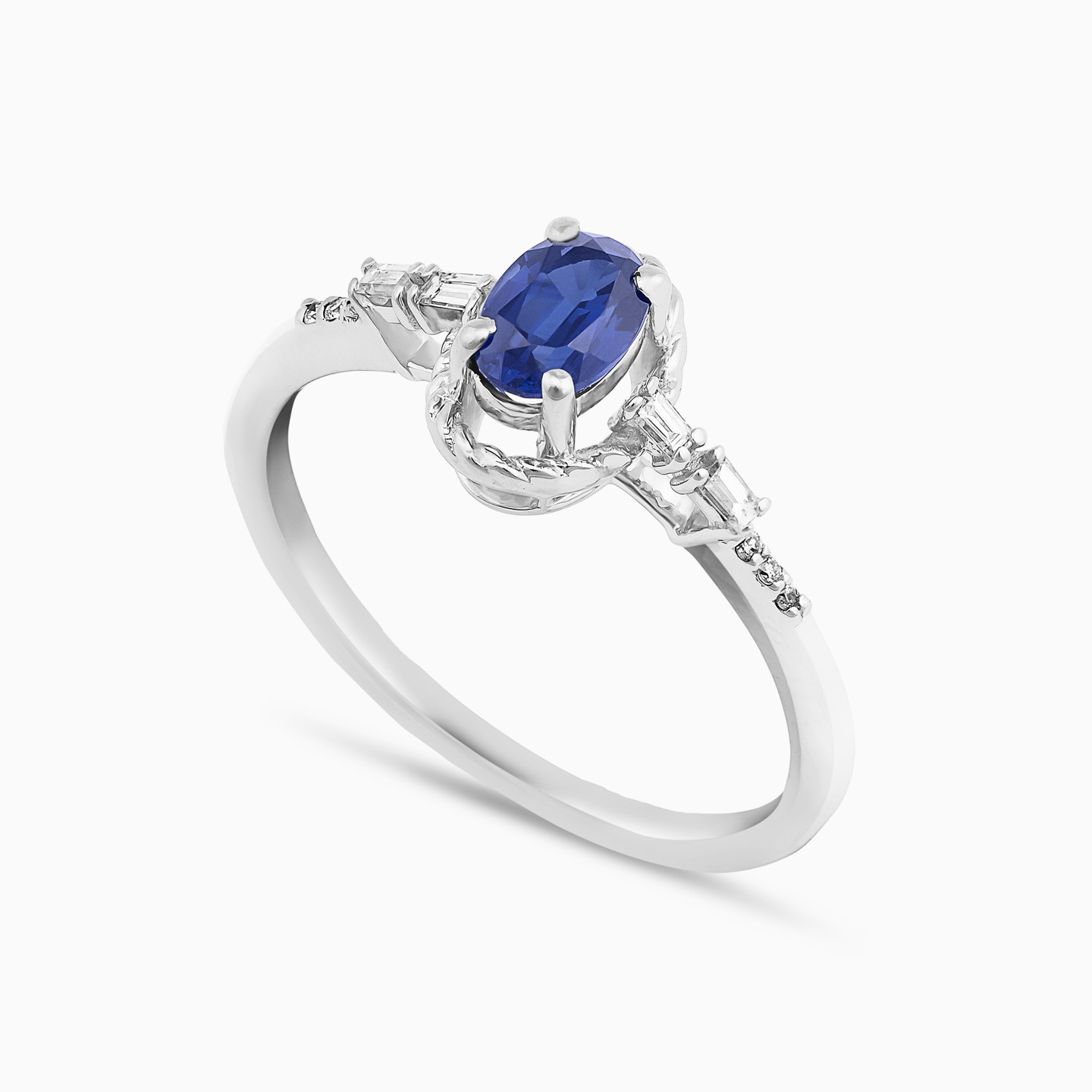 خاتم ذهب بيضاوي عيار 18 قيراط مزين بالألماس وحجر أزرق - 2 خاتم ذهب بيضاوي عيار 18 قيراط مزين بالألماس وحجر أزرق - 2