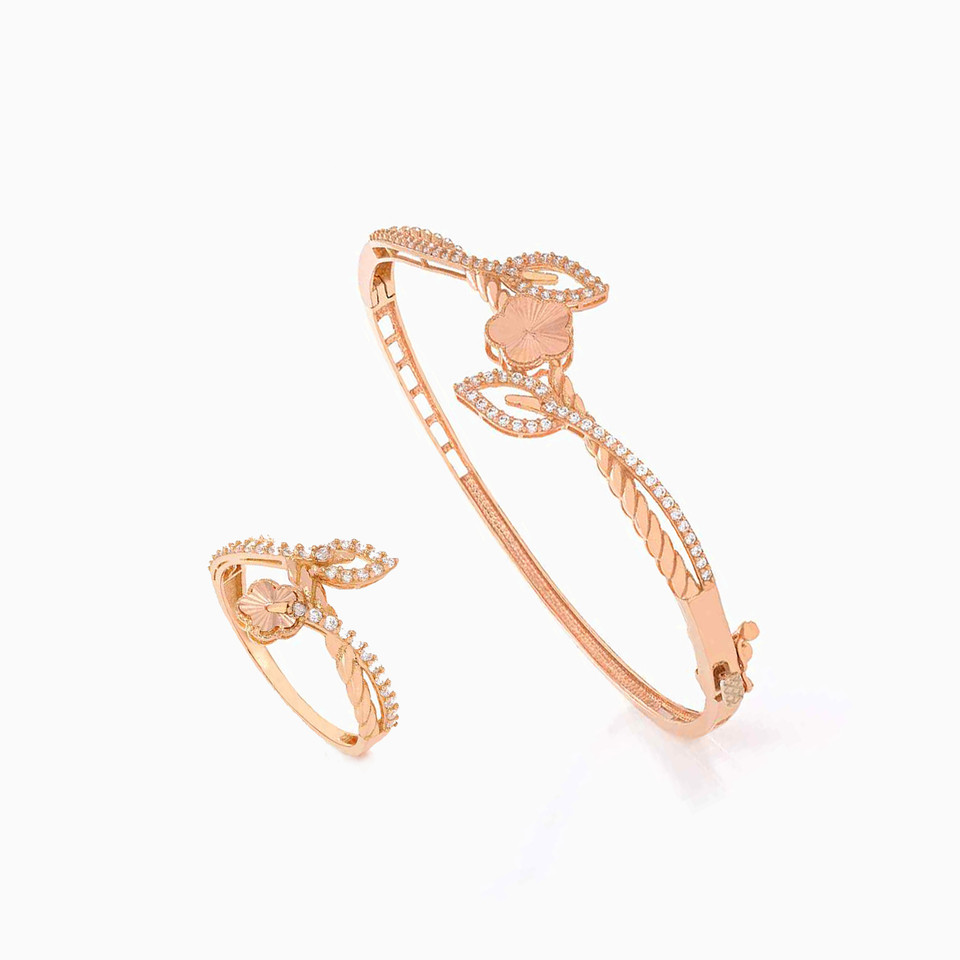 Flower and Leaf Cubic Zirconia Half Set in 21K Gold (2 Pieces) Flower and Leaf Cubic Zirconia Half Set in 21K Gold (2 Pieces)