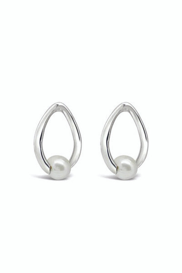 Ichu Twisted Pearl Stud Earrings RP0407