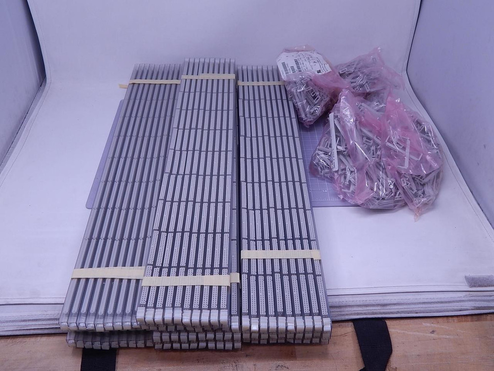 Lot of 1000 Berg 67016-040 Quickie Female Ribbon Cable Connectors LR-50850 with Clips 67016-040 T124080 For Sale