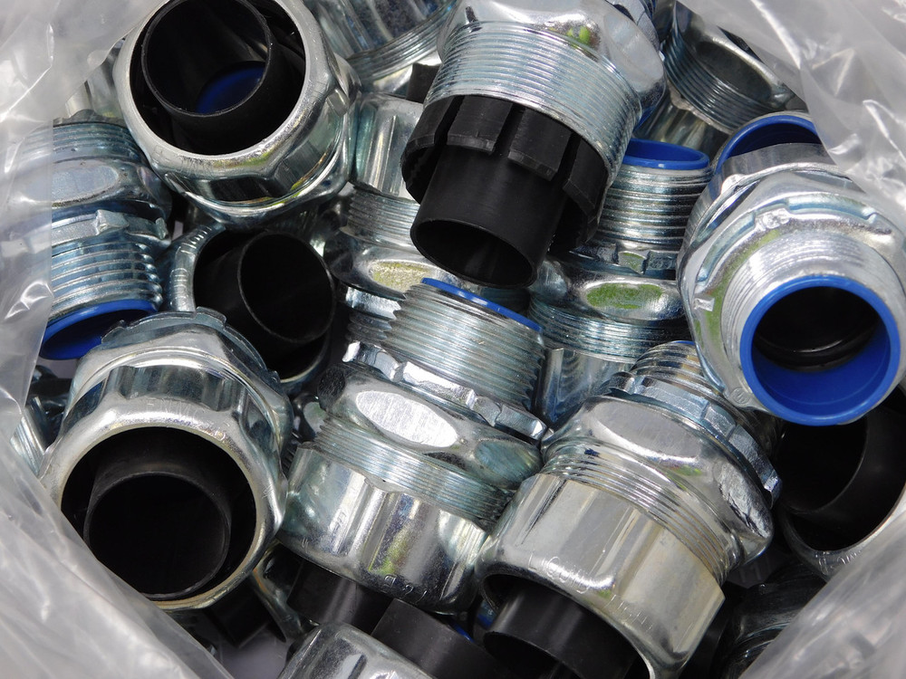 Lot of 36 Thomas & Betts LT100M    1 Inch Straight Connectors For Sale