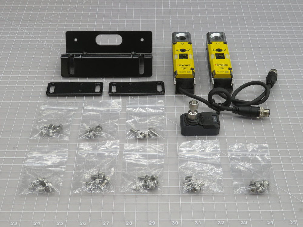 Keyence  GS-51PC GS-B21 Switch Set w Accessories   For Sale