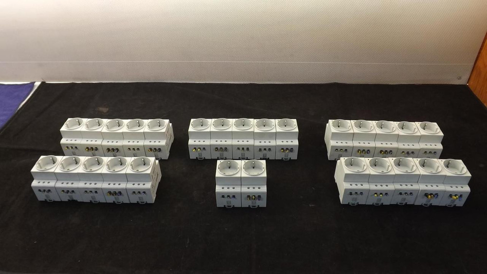 LOT OF 27 LUTZE 680572 ST-3/S SOCKETS 16A 250V T21909