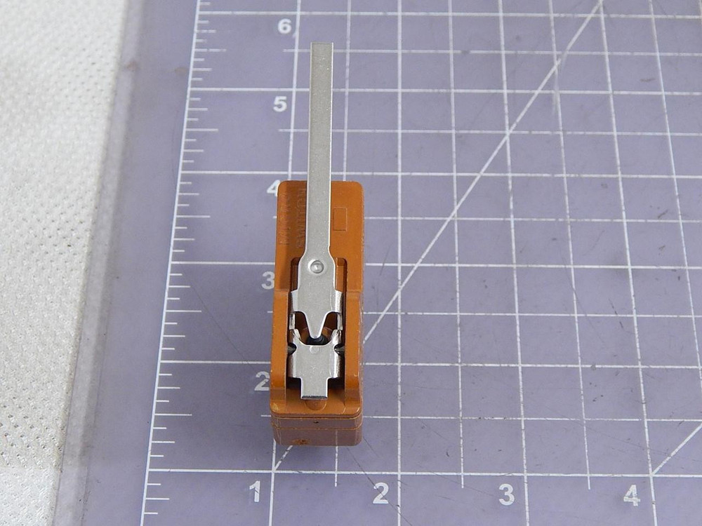 LOT OF 40 MICRO SWITCH YZ-RW8435051-D6 BASIC / SNAP ACTION SWITCHES 10 A 125 250 OR 480 VAC T102722