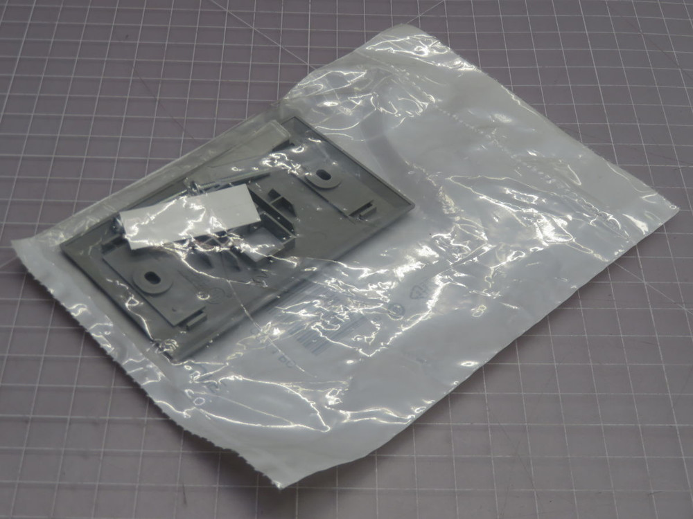 NIB LOT OF 50 COMMSCOPE 108168451 884104105195 FACEPLATE T265366 For Sale