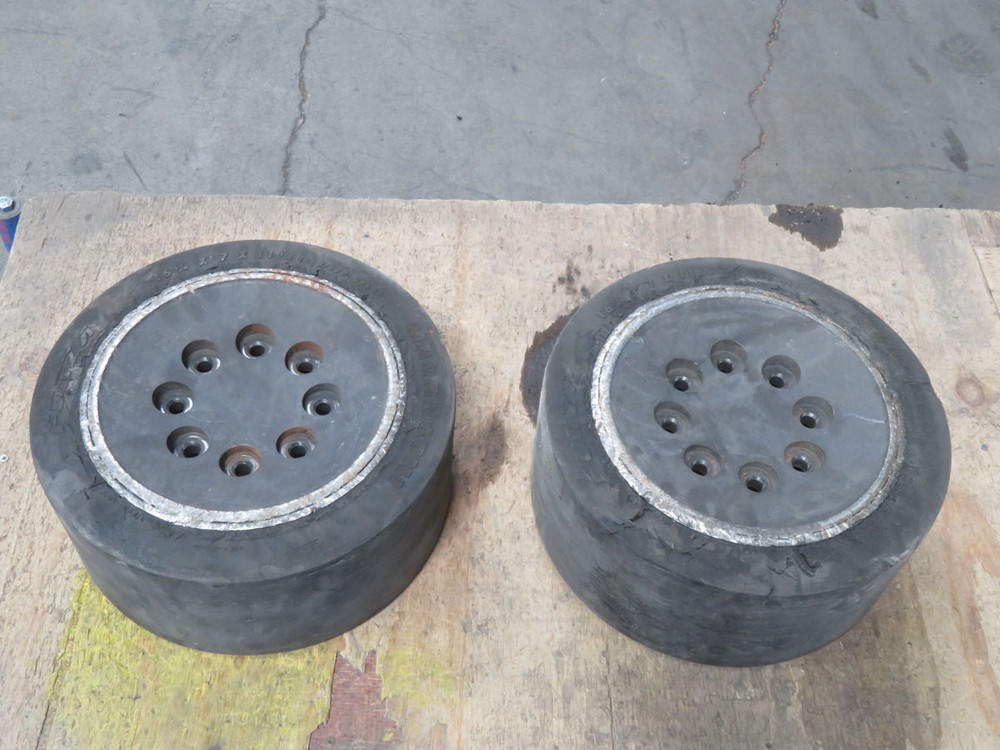 USED LOT OF 2 FORZA 413/178 285.8 SOLIDEAL PRESS-ON SMOOTH FORKLIFT TIRE T267233 For Sale