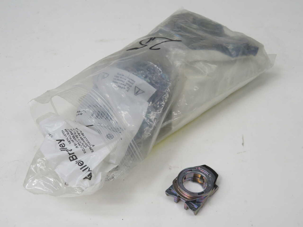 NOB LOT OF 25 ALLEN BRADLEY 800F-ALM MOUNTING LATCH T271138 FOR SALE