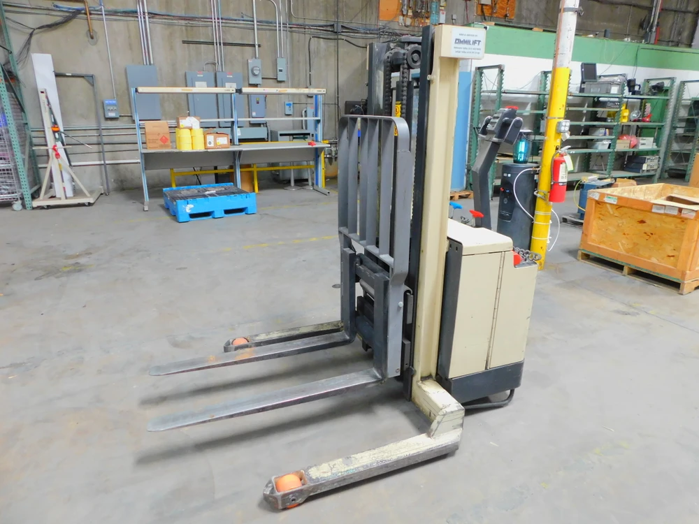 USED CROWN 30WTL ELECTRIC WALK-BEHIND STRADDLE STACKER AND REACH FORKLIFT 2700LB FOR SALE