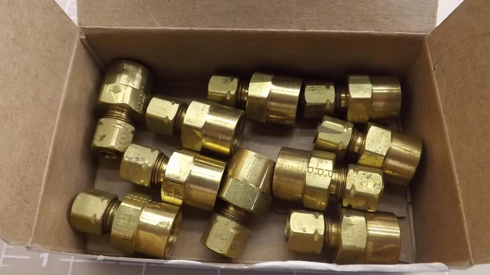 LOT OF 10 PARKER X66CA-4-4 FITTINGS STRAIGHT FEMALE BRASS 1/4 IN. TUBE 1/4 IN NPT T23650