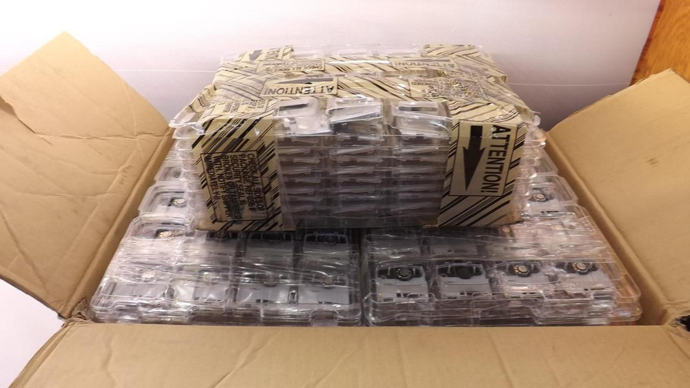 WHOLESALE LOT OF (780) PCS OF MOTOROLA 1590048N28 PLASTIC COVER T26434