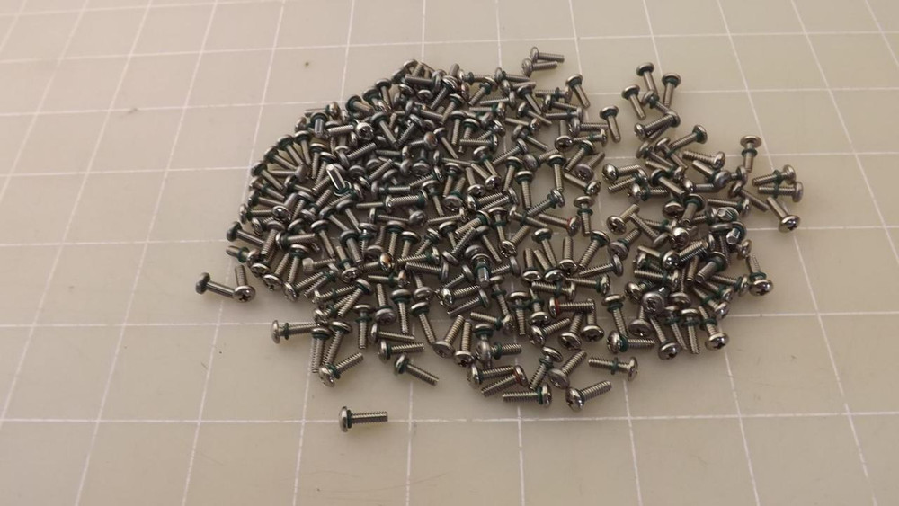 LOT OF 250  000-01-202-26003 4/40 PAN SCREWS T26146