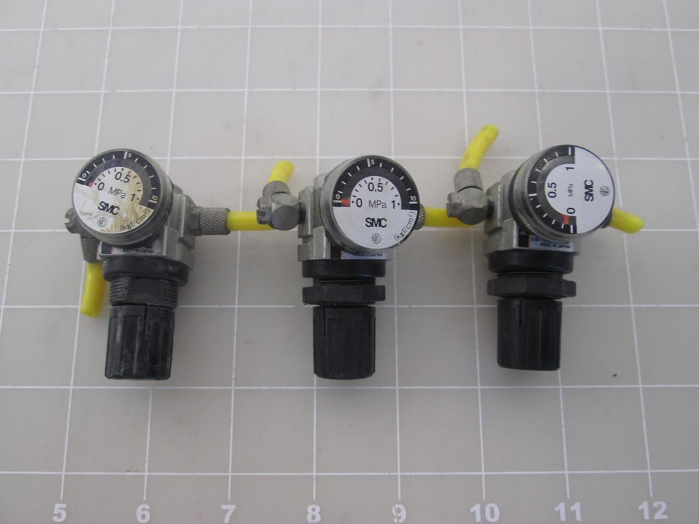 LOT OF 3 SMC AR1000-M5BG-R PNEUMATIC AIR REGULATORS T46505