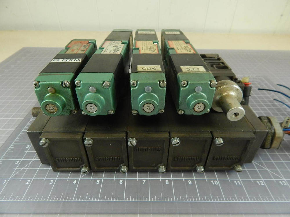 Lot of 4 Numatics 082SS625M, 081SS602M Solenoid Valves w/ Manifold Assembly T98083 For Sale