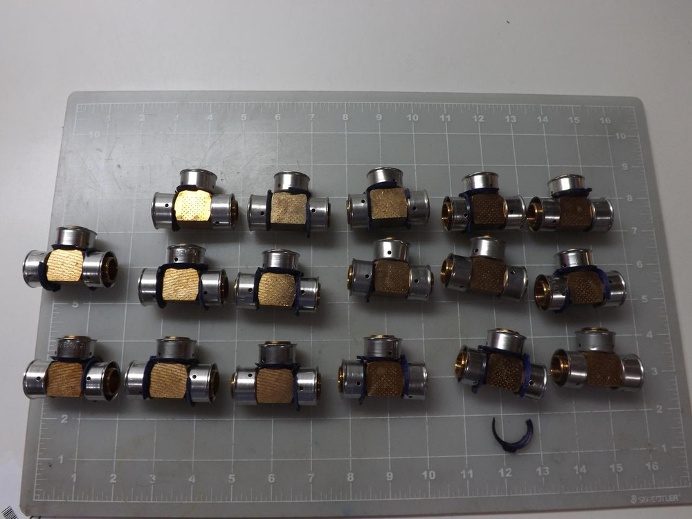 LOT OF 17 SNQ VIEGA ASTMF877 8/4 REDUCING TEE ADAPTERS T50904