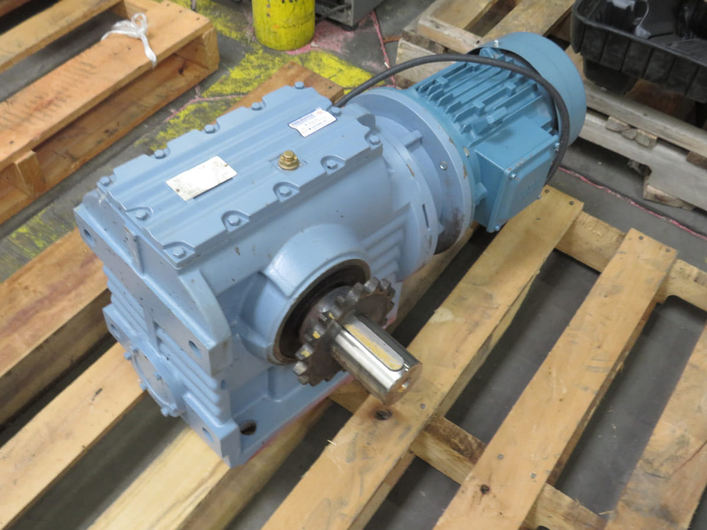 ABB  3GBA102520-BSCCN  Three-Phase Induction Motor with Guomao GS87-Y3-4P-180-M1-ZPIEC Gear Reducer  For Sale