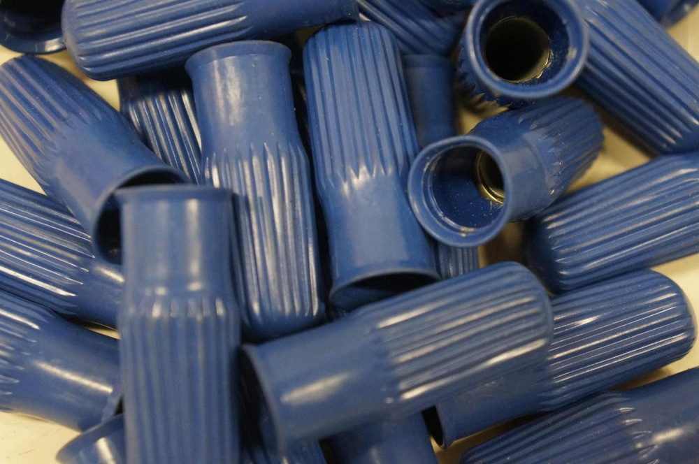 LOT OF 195 WC B SILICONE CAPS T69473