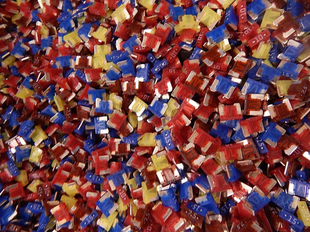 LOT OF 10 LBS OF AUTOMOBILE ASSORTED FUSES T81719