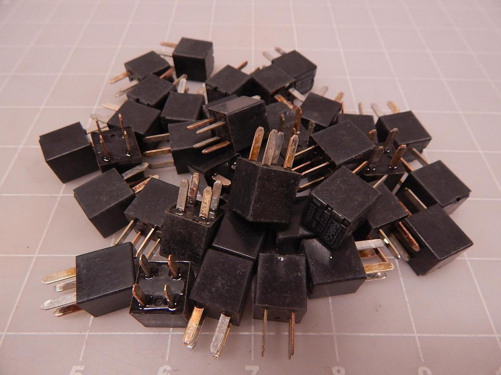 LOT OF 25 FOMOCO 8T2T-CA RELAYS T83169