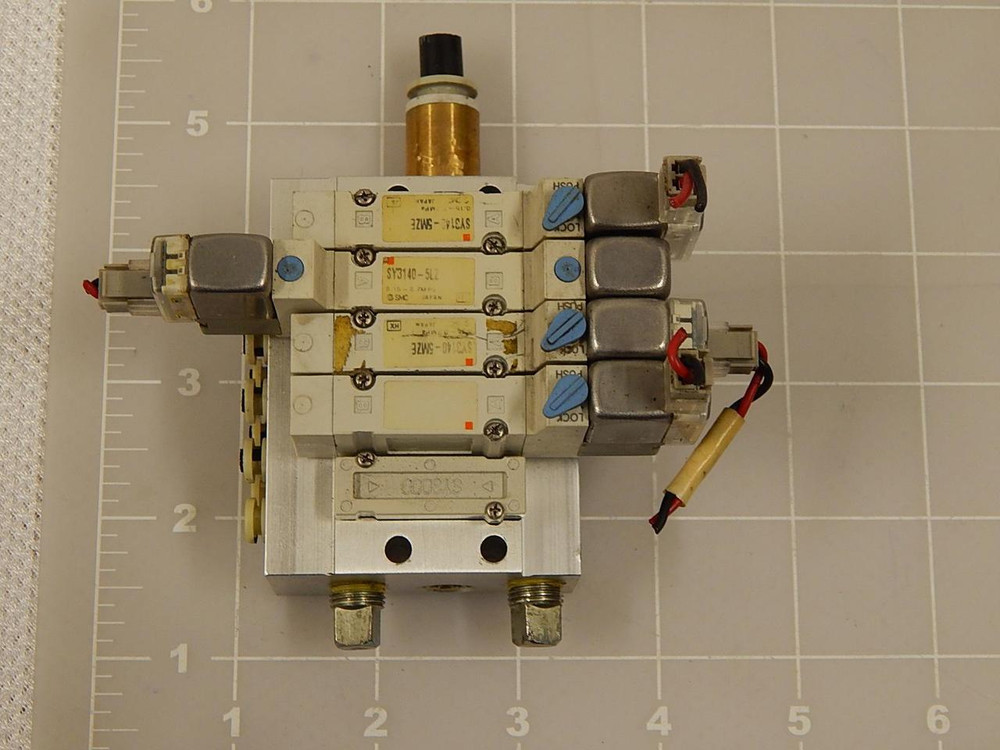 LOT OF 4 SMC SY3140-5MZE SOLENOID VALVES W/ MANIFOLD T85695