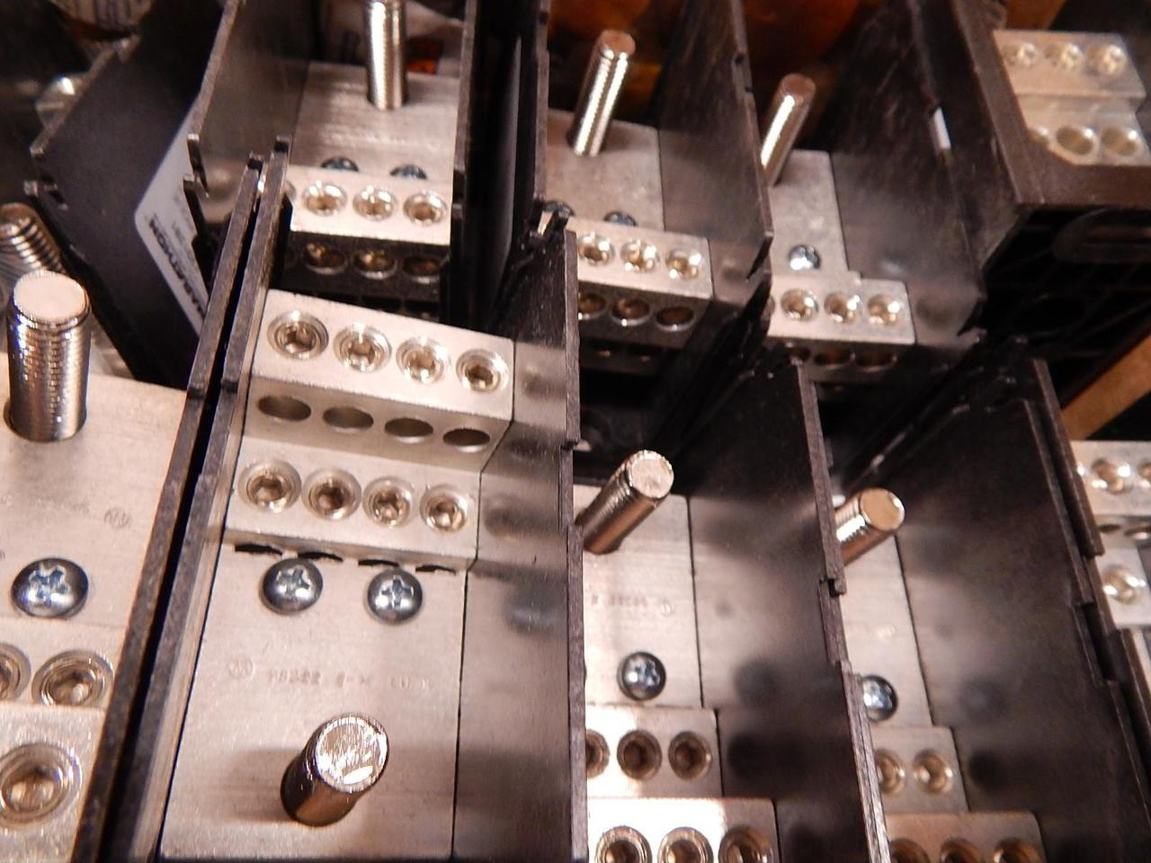 LOT OF 10 MARATHON 1331281 DISTRIBUTION BLOCKS T83996