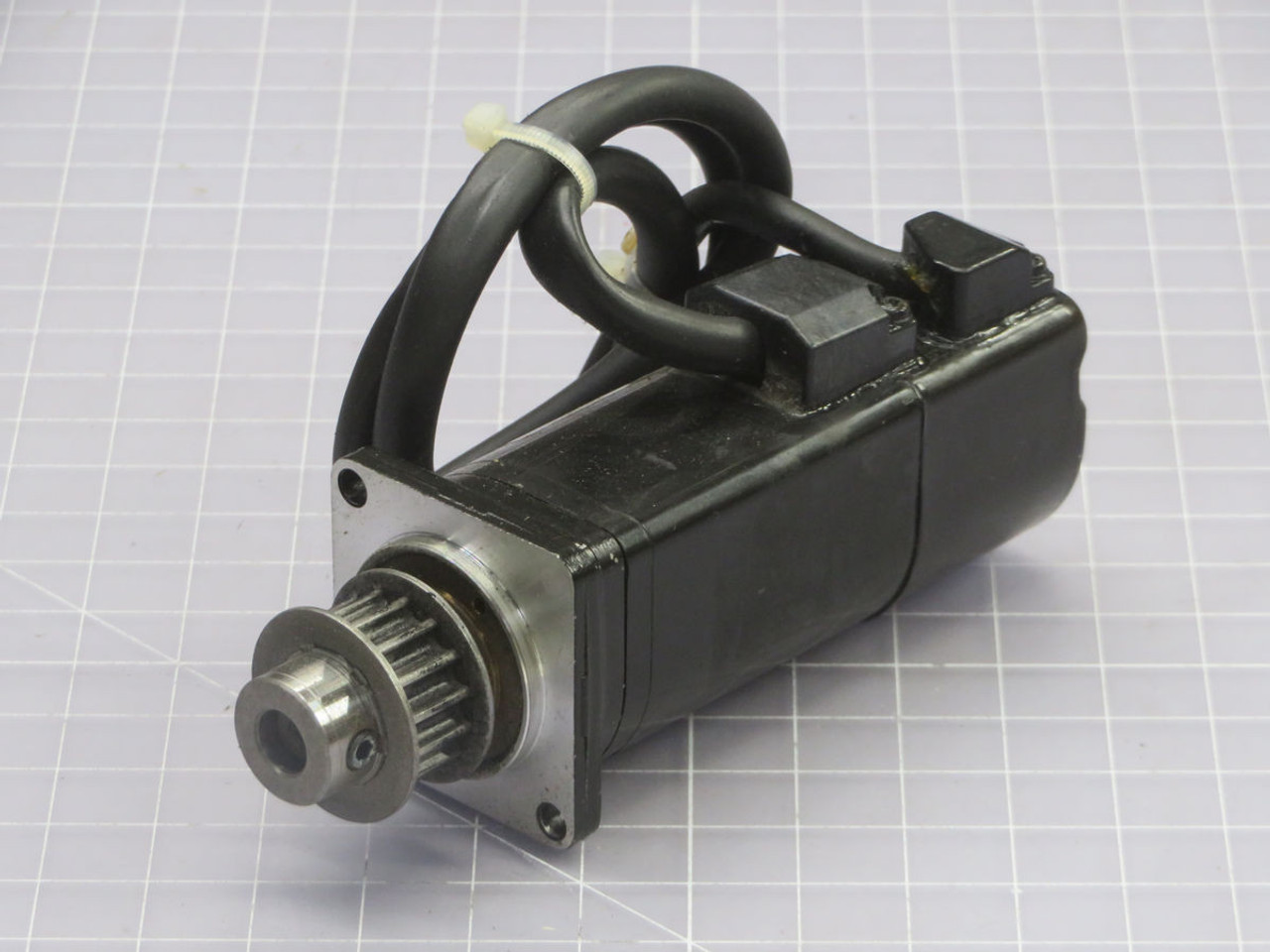 YASKAWA  SGMAH-01AAA-F-J21  AC SERVO MOTOR  For Sale