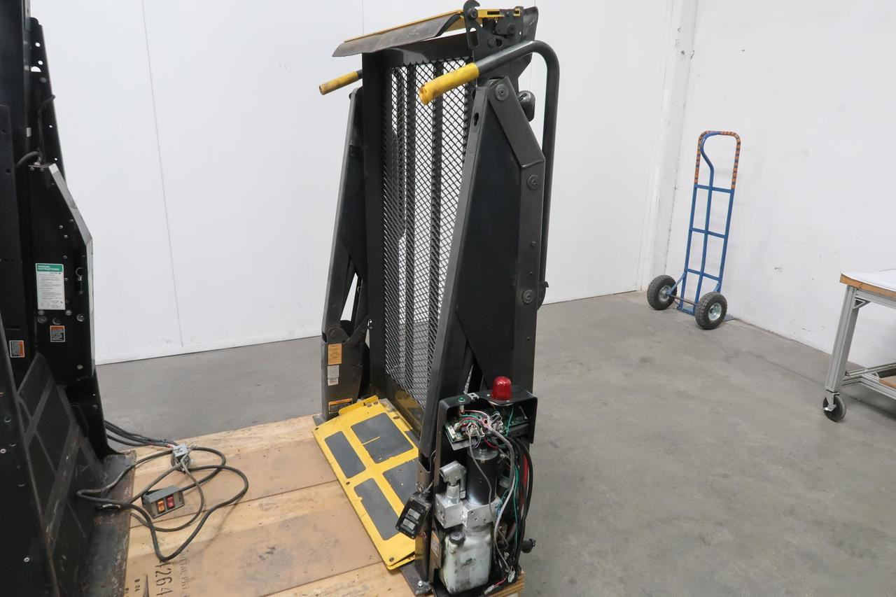 Braun Wheelchair Lift - auto parts - by owner - vehicle automotive